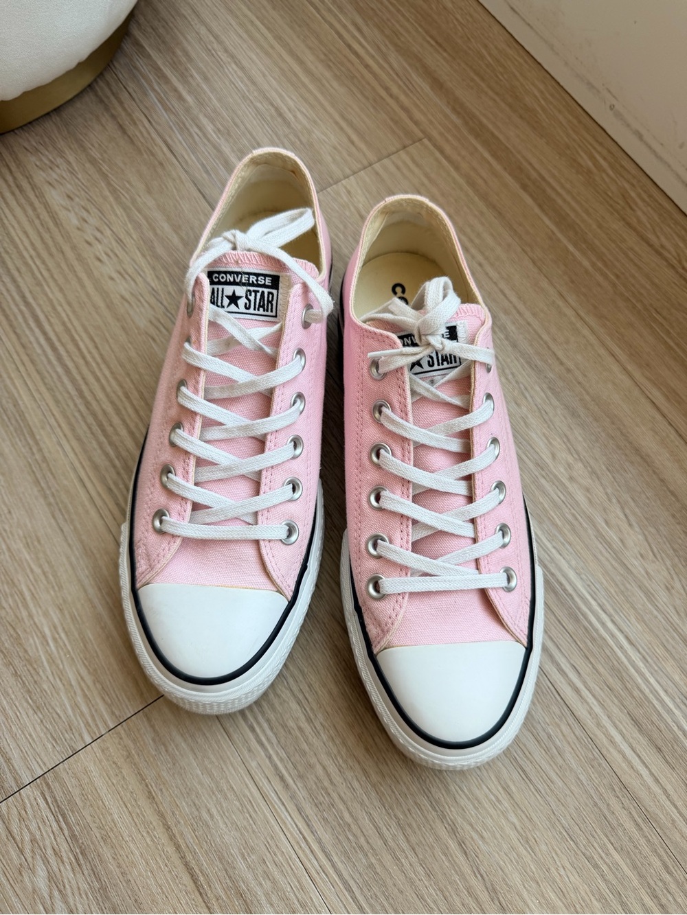 Converse Low Top Sneakers in Light Pink and White - Platform